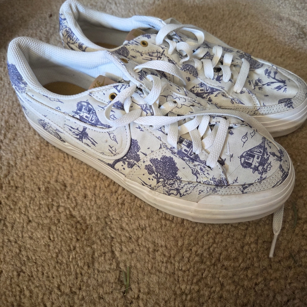 Nike White Canvas Sneakers with Blue ToiPrint